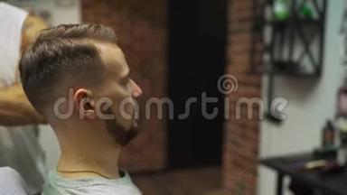 男士`理发，理发，在理发店或发廊.. 男人`发型，理发，