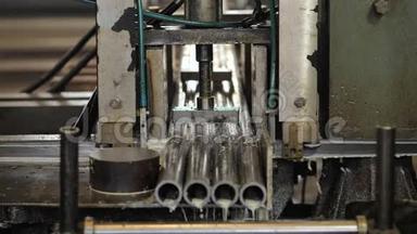 带锯机切割原始金属与<strong>冷却剂</strong>流体棒。 工业锯床切割