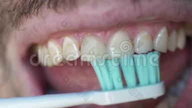 一群白人用<strong>电动牙刷</strong>刷牙. 人`刷牙时张开嘴。