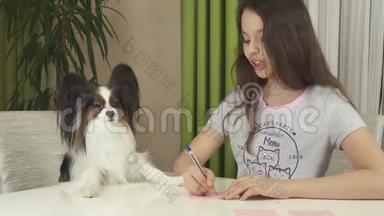 少女与狗狗帕皮隆猜测欲望，写欲望到纸片股票视频