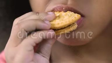 孩子们吃着美味的脆饼干，还有很多小孩子嘴唇上的碎屑