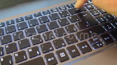 笔记本电脑上的空格键盘键