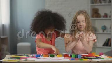 多民族小女孩用颜料涂手，儿童艺术俱乐部