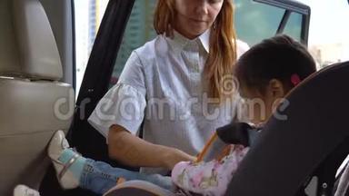小女孩在车上<strong>儿童安全</strong>座椅。