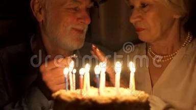 年长夫妇在家吃<strong>蛋糕</strong>庆祝。 与<strong>订婚</strong>戒指结婚的老人