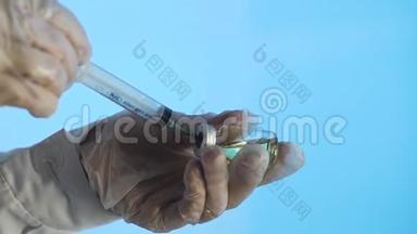 <strong>注射器</strong>针穿过玻璃瓶的橡胶塞，从玻璃中填充<strong>注射器</strong>