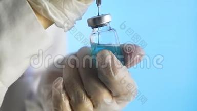 注射器针穿过玻璃瓶的橡胶塞，从玻璃壶中填充注射器