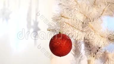 圣诞<strong>树上</strong>的一个红色玻璃<strong>装饰</strong>球