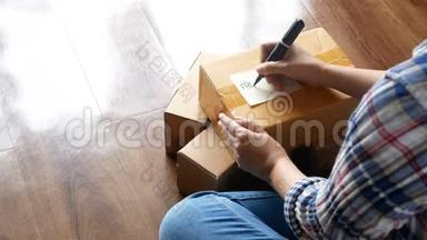 4K镜头女人手写字免费送货在记事本与黑色魔术笔和贴备忘录在投递箱