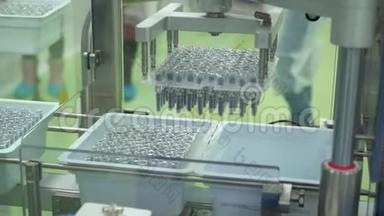 制药生产线自动机器在工厂。 制药业的生产设备