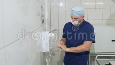医生在他的手上涂上消毒剂。 外科医生用一种特殊的方法消毒他的手，以去除细菌