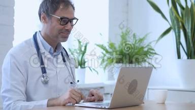 医生在笔记本电脑上与病人在线视频聊天