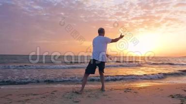 在美丽的<strong>清晨天空</strong>中，人们在海边练太极拳