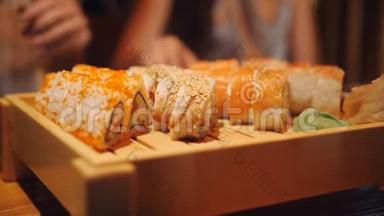 <strong>日式料理</strong>餐厅提供卷和生姜、三文鱼寿司和生姜、筷子寿司