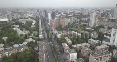 空中观景。 城市<strong>交通道路</strong>的无人机镜头。 基辅市