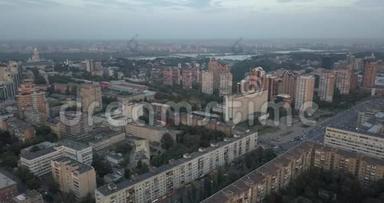 基辅市的鸟瞰图。 日落时分飞过现代建筑。 城市4k4096x2160像素