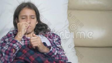 十几岁的女孩<strong>感冒</strong>了，吹着鼻子躺在被子下面的沙发上。