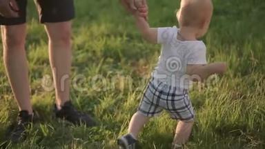 美<strong>国父</strong>亲夏天和小儿子在绿色公园散步。
