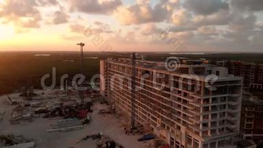 一个<strong>高端</strong>酒店建筑工地旁边的海滩在坎昆，墨西哥日落。