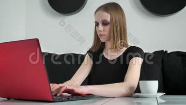年轻的美女，浓妆艳抹，用手提电脑，坐在沙发上，浓墨重彩，黑白咖啡背景
