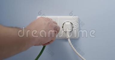 将绿色电源线插入墙上插座，作为环保节能的概念