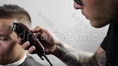 理发师在<strong>理发店</strong>为顾客理发，用理发器、人`理发，在<strong>理发店</strong>刮胡子