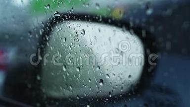 下雨天，车窗玻璃上的水滴