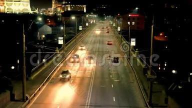 有大灯的汽<strong>车</strong>在高速公路上行驶，在夜间过桥. <strong>俯视</strong>交通