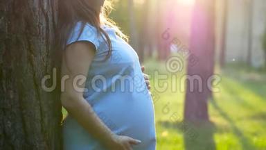 怀孕9个月的女人在树旁做<strong>梦</strong>