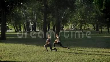 两名年轻女子早上在<strong>河边公园</strong>伸展，健身模特在锻炼，美景背景