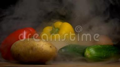 新鲜蔬菜、西红柿、洋葱、土豆和辣椒、黄瓜的组成，黑色背景