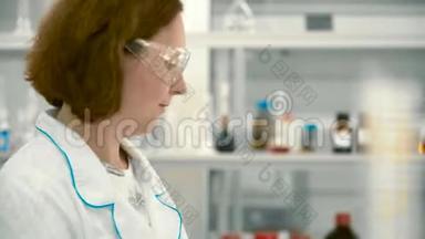 化验员戴上防护眼镜
