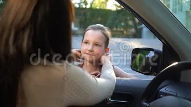 年轻的母亲坐在车里送女儿上学