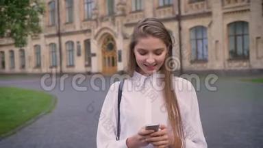 年轻漂亮的女孩在夏天在智能手机上输入信息，思考过程，交流观念