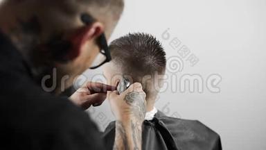 理发师在理发店为顾客理发，用理发器、人`理发，在理发店刮胡子