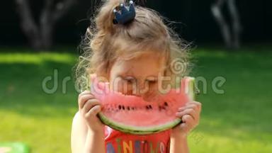 小女孩吃西瓜。 婴儿在夏天吃食物。 特写肖像
