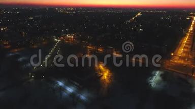 高清Drone拍摄的夜间<strong>城市</strong>，十字路口和属于交通的道路