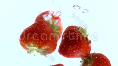 草莓落水的慢镜头-非常清爽