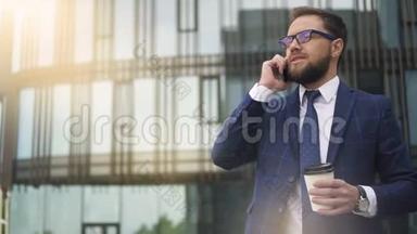 成功的<strong>企业</strong>主通过电话交谈，喝着咖啡站在城市街<strong>道</strong>上。