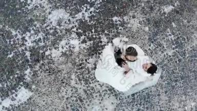 冬<strong>季婚礼</strong>。 身着婚纱的新婚夫妇在白雪覆盖的公园里跳着<strong>婚礼</strong>舞