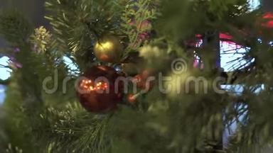 来自冷杉树的圣诞花环，玻璃窗户上有球、锥和红色冬青浆果。 献<strong>上新</strong>年的花环