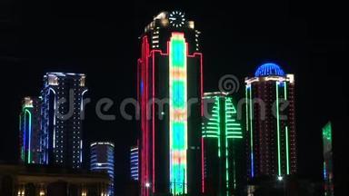 摩天大楼在霓虹灯下格罗兹尼车臣的夜晚。