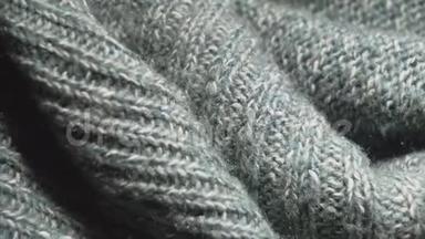 在一<strong>家纺</strong>织商店里把一件针织丙烯酸毛衣合在一起。