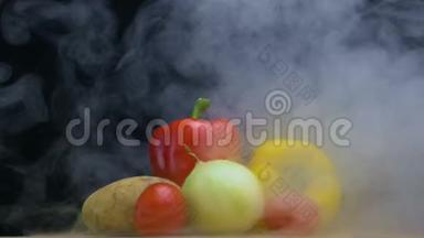 一套或一套天然新鲜蔬菜在烟雾中缓慢旋转，复制空间