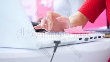 一位女士为一台白色笔记本电脑工作，填写<strong>问卷</strong>