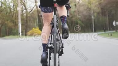 女孩骑自行车的腿踏板技术。 关闭踏板运动。 自行车的概念。 自行车上的主动训练.. 慢动作
