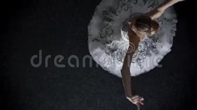 图图中年轻优雅的女芭蕾舞演员的剪影是舞蹈、芭蕾概念、动作概念、顶级镜头