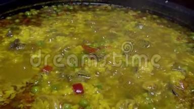 厨师用胡椒和鸡肝在煎锅里煮<strong>黄米</strong>饭。