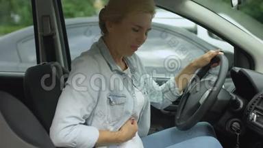 坐在车里的女人，胃疼，<strong>胃炎</strong>症状，医疗保健