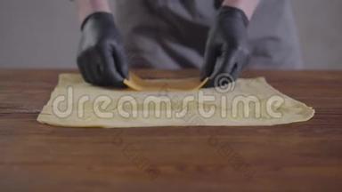 厨师的双手戴着黑色厨房手套，制作沙瓦玛特写。 厨师把奶酪和生菜放在皮塔上